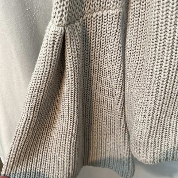 Free People Light Gray Rib Knit Bell Sleeve Pullover Cropped Sweater Size S/P - Picture 5 of 8